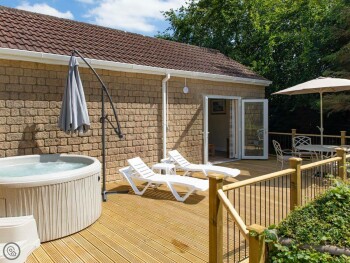 1  Luckington Stables