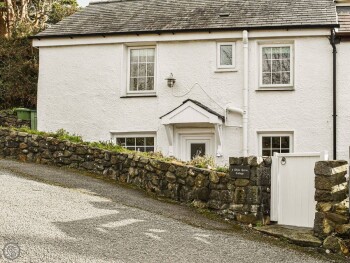 2 White Horses Cottages