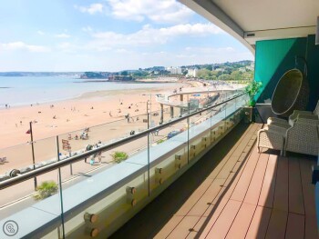 Apartment 17 Air-Conditioned Bedrooms