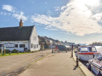 Arthur's River View Cottage