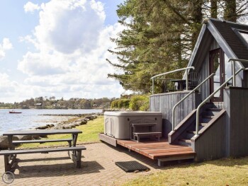 Dundonald Landing - Lochside Chalet
