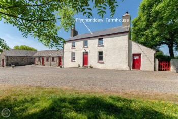 Ffynnonddewi Farmhouse