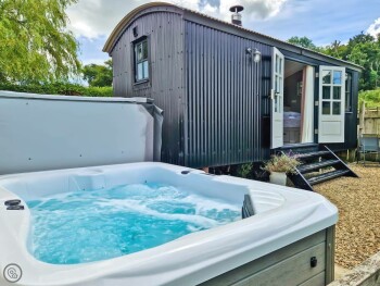 The Hut At Hole Farm