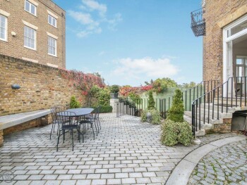 Upper Garden Suite At Craven House
